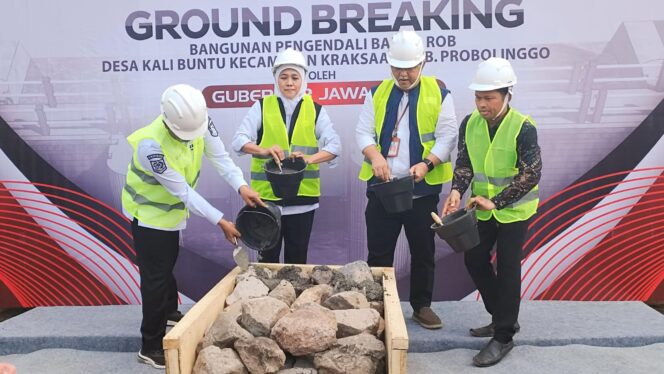 
					GROUNDBREAKING: Gubernur Jawa Timur, Khofifah Indar Parawansa saat memimpin groundbreaking pembangunan bangunan pengendali banjir rob di Desa Kalibuntu, Kraksaan, Probolinggo. (foto: Ali Yak'lu).