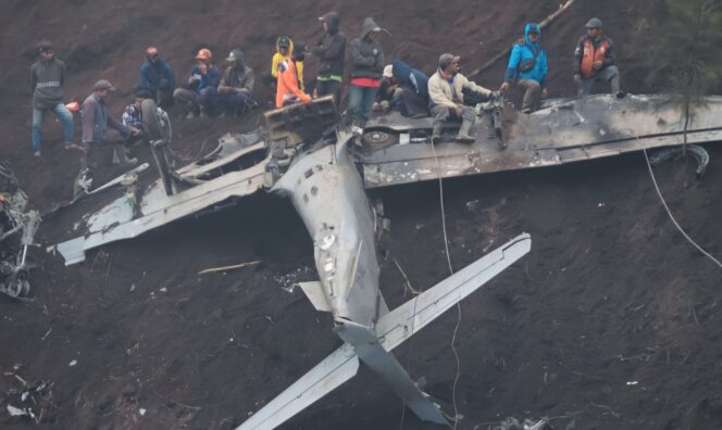 
					TERJATUH: Kondisi pesawat Super Tucano dengan nomor lambung TT-3111, yang jatuh di Bukit Kundi, Desa Wonorejo, Kec. Lumbang, Kab. Pasuruan. (foto: Umarul Faruq).