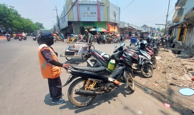 
					BELUM SESUAI TARGET: Petugas parkir di Kota Probolinggo sedang memantau kendaraan di Jl. Panglima Sudirman. (foto: Hafiz Rozani)