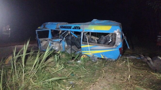 
					LAKA MAUT: Isuzu Elf ringsek pasca ditabrak KA Probowangi di Klakah, Lumajang. (foto: Asmadi).