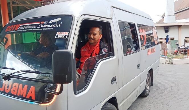 
					DIJEMPUT: Ambulans milik Pemkot Surabaya membawa pulang jasad korban meninggal dari RSUD dr. Haryoto Lumajang ke rumah duka di Surabaya. (foto: Asmadi).