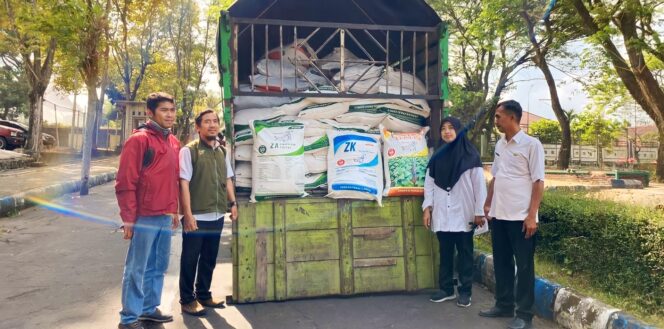 
					BANTUAN PUPUK: Puluhan pupuk yang disiapkan Pemkab Lumajang untuk para petani setempat. (foto: Asmadi)