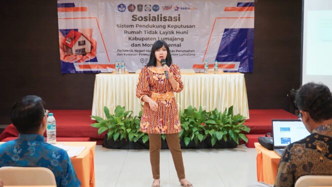 
					SOSIALISASI: Delegasi  Politeknik Negeri Malang (Polinema) saat Sistem Pendukung Keputusan Rumah Tidak Layak Huni (RTLH) Terintegrasi Berbasis Bigdata di Lumajang. (foto: Asmadi)