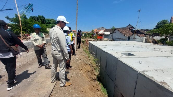 
					SIDAK: Komisi 3 DPRD Kota Probolinggo saat meninjau proyek Bundaran Gladak Serang. (foto: Hafiz Rozani)