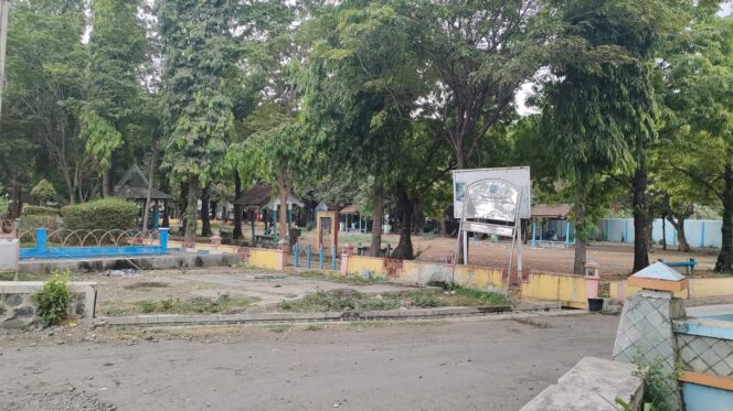 
					DIPOLES: Sisi depan Stadion Gelora Merdeka Kraksaan dibongkar untuk ditata ulang. (foto: Ali Ya'lu).