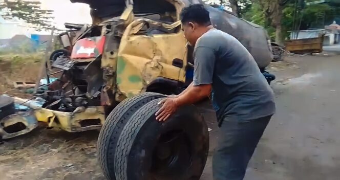 
					RINGSEK: Truk tangki ringsek pasca terlibat kecelakaan di Pandaan, Pasuruan. (foto: Moh. Rois).