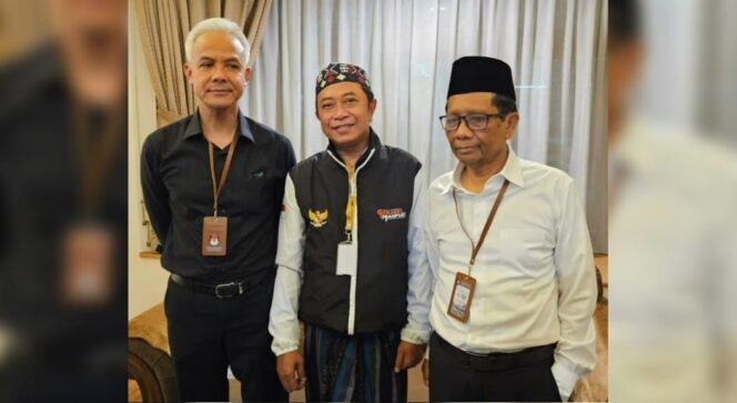 
					DUKUNG: Ra Hamid (tengah) saat mengantar paslon Ganjar-Mahfud mendaftar ke KPU RI, beberapa waktu lalu. (foto: IG abdul_hamid_w)