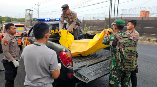 
					DITEMUKAN MENINGGAL: Jasad korban saat dievakuasi petugas kepolisian ke kamar jenazah RSUD Waluyo Jati Kraksaan. (foto: Ali Ya'lu).