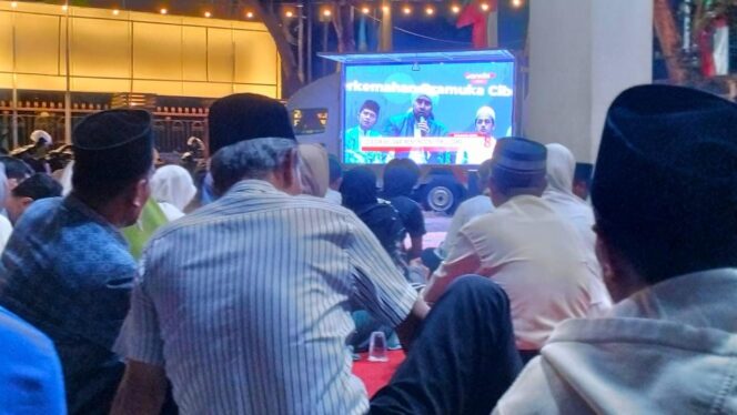 
					PEMILU DAMAI: Suasana nobar Doa dan Sholawat Pemilu Damai di Kabupaten Lumajang. (foto: Asmadi)