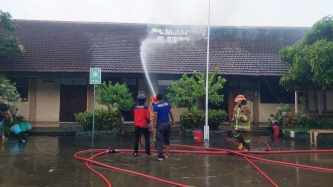 
					TERBAKAR: Petugas Damkar Kota Probolinggo menyemprotkan air ke ruang laboratorium SMPN 3 Kota setempat. (foto: Hafiz Rozani).