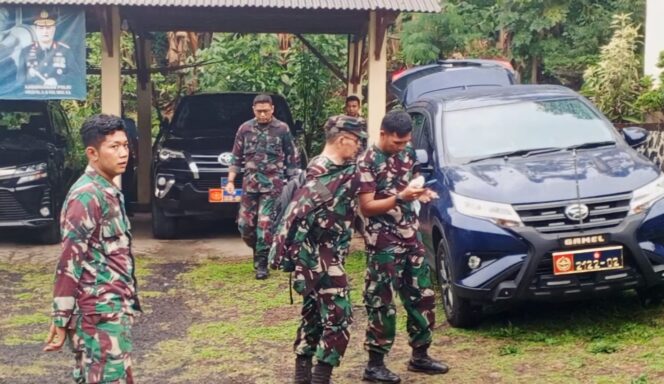 
					SELIDIKI: Tim Panitia Penyelidik Kecelakaan Pesawat jatuh berada di Polsek Puspo sebelum menuju lokasi kejadian. (Foto: Moh. Rois).