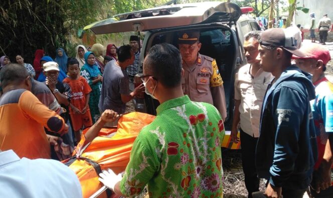 
					TEWAS: Jasad korban saat dievakuasi dari dasar sungai. (foto: Moh. Rois).