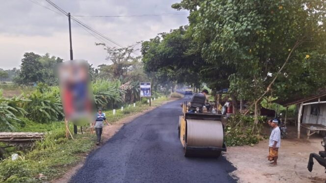 
					HOTMIX: Proyek hotmix perbaikan infrastruktur jalan raya di Kabupaten Probolinggo. (foto: Ali Ya'lu)