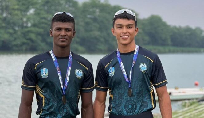 
					BERPRESTASI: Aprianto dan Rofik, mendapat medali perunggu di nomor rowing double scuul (istimewa).