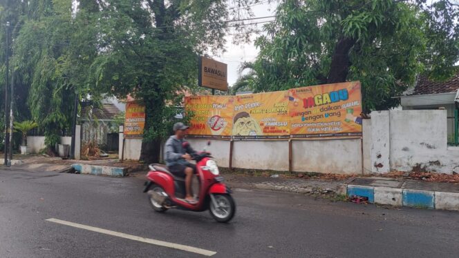 
					Kantor sementara Bawaslu Kota Probolinggo, yang terletak di Jl. dr. Saleh Kanigaran. (foto: Hafiz Rozani).