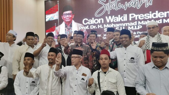 
					KAMPANYE: Cawapres nomor urur 3, Mahfud MD, foto bersama para kiai pengasuh pesantren di PP Nurul Jadid Paiton. (foto: Ali Ya'lu).