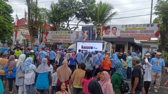 
					KAMPANYE: TKD Prabowo-Gibran saat kampanyekan makan siang gratis di Alun-alun Lumajang. (foto: Asmadi).