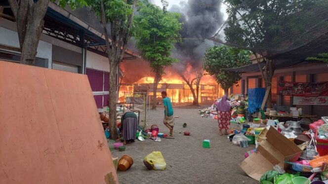 
					HANGUS: Api yang membakar Pasar Leces Probolinggo tidak hanya bikin panik pedagang namun juga sulit dipadamkan. (foto: Hafiz Rozani)