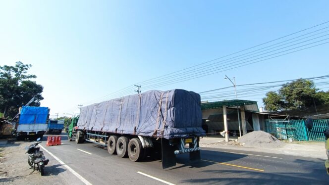 
					RAWAN MACET: Jalan raya Ranuyoso menjadi salah satu titik rawan kemacetan saat libur Natal dan Tahun Baru. (foto: Asmadi).