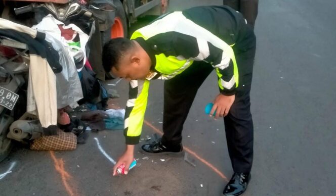 
					Tabrak Truk Parkir, Nyawa Pemotor asal Bali Melayang di Pasuruan