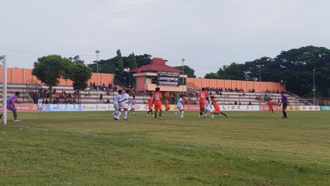 
					UNGGUL TELAK: Pemain Persipro 1954 (jersey oranye) saat berhadapan dengan pemain Singhasari FC. Dalam pertandingan ini, Persipro 1954 memang telak 4 - 0 atas Singhasari FC. (foto: Hafiz Rozani)