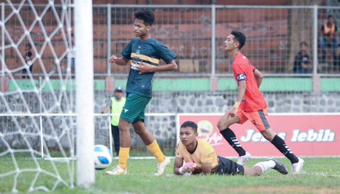 
					UNGGUL: Pemain Persekabpas Pasuruan saat mencetak gol ke gawang Mitra Surabaya dalam laga perdana Liga III Regional Jawa Timur. (foto: Moh. Rois)