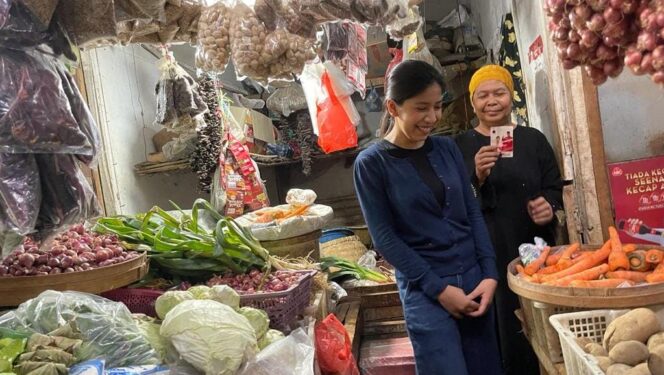 
					BLUSUKAN: Ghina Rabbani Wasisto saat berdialog dengan pedagang sayuran di Pasar Semampir, Kraksaan, Probolinggo. (foto: istimewa).