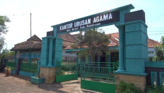 
					KONTROVERSI: Kantor KUA Grati Pasuruan jadi tempat mediasi antara pria yang mengaku Imam Mahdi dengan MUI dan Forkopimka setempat. (foto: Moh. Rois).