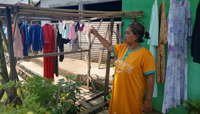 
					MALING JEMURAN: Warga menunjukkan jemuran tempat maling beraksi. (foto: Moh. Rois).