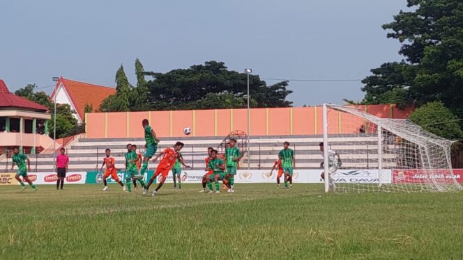 
					MENANG TELAK: Pemain Persipro 1954 (jersey oranye) saat meladeni perlawanan pemain Bajul Ijo FC. (foto: foto: Hafiz Rozani).