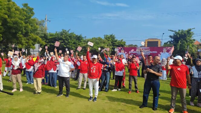 
					SENAM SEHAT: Pemkab Probolinggo menggelar senam sehat untuk mensosialisasikan pencegahan korupsi bagi ASN di lingkungannya. (foto: Ali Yak'lu).