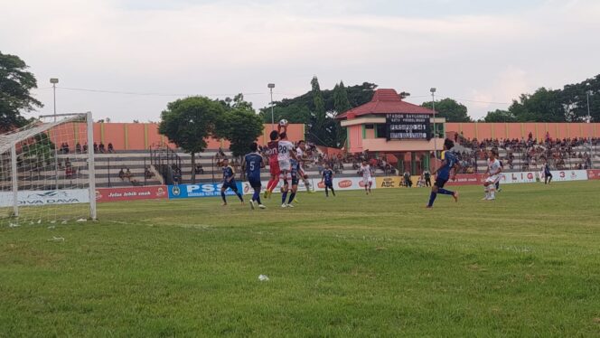 
					MENANG: Pemain Persipro 1954 berduel dengan pemain Mitra Bola Utama. (foto: Hafiz Rozani).