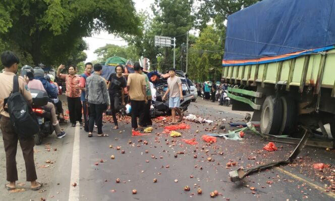 
					LAKA MAUT: Diduga mengantuk, pikap menabrak truk dan kendaraan bermotor di jalan raya Desa Karanganyar, Paiton, Probolinggo. (foto: Ali Ya'lu).