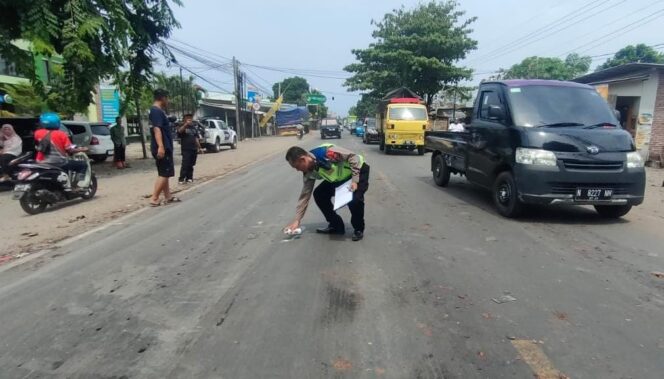 
					OLAH TKP: Anggota Satlantas Polres Probolinggo sedang melakukan olah TKP laka maut di jalur pantura Paiton. (foto: Ali Ya'lu).