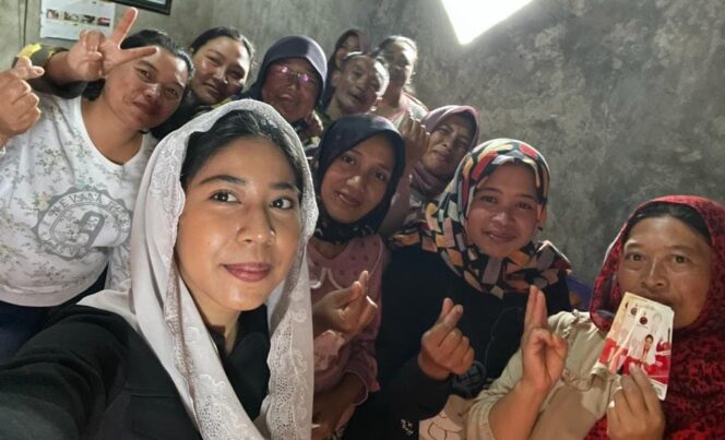 
					BLUSUKAN: Ghina Rabbani Wasisto, Caleg DPRD Provinsi Jawa Timur, saat bertemu dengan warga Suku Tengger di Desa Ngadas, Kecamatan Sukapura. (foto: istimewa)