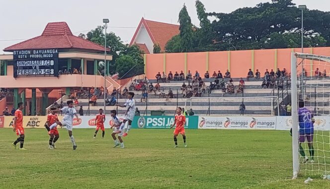 
					MENANG TELAK: pemain Persipro 1954 (jersey oranye berduel dengan pemain Singhasari FC. (foto: Hafiz Rozani).