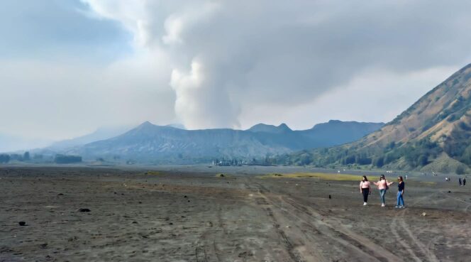 
					MENINGKAT: Kondisi Gunung Bromo saat ada peningkatan aktivitas kegempaan, Rabu (13/12/23). (Foto: Istimewa).