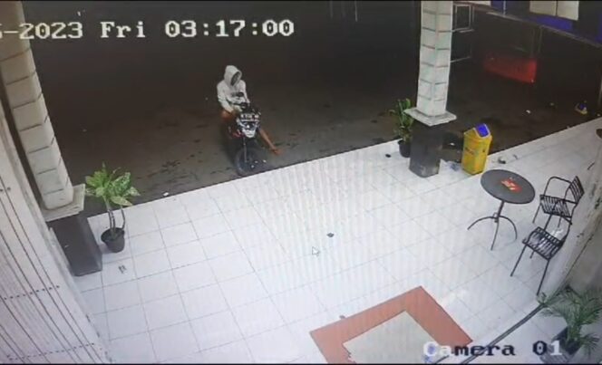 
					Tangkapan layar rekaman CCTV aksi curanmor di waralaba lereng Bromo.