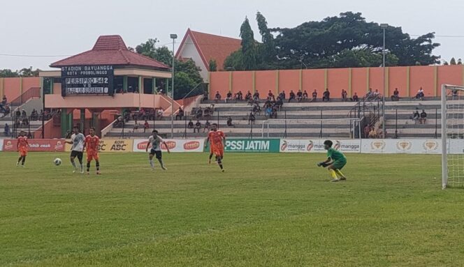 
					PERKASA: Pemain Persipro 1954 (jersey oranye) berduel dengan pemain Bajol Ijo FC. (foto: Hafiz Rozani).