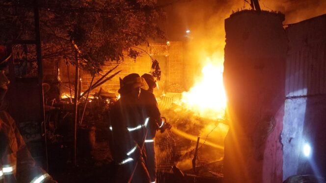 
					TERBAKAR: Kobaran api melalap bengkel radiator di Kota Probolinggo. (foto: Hafiz Rozani).