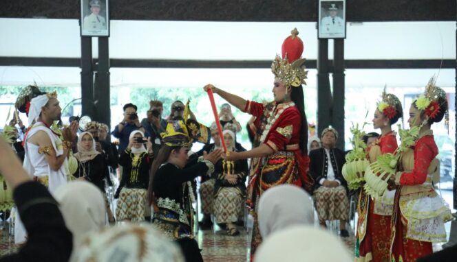 
					HARJALU: Prosesi harjalu ke-768 menceritakan soal penobatan Raja Lumajang. (foto: Asmadi)