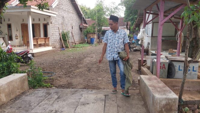 
					CAROK: Warga menunjukkan lokasi terjadinya carok di Bantaran, Probolinggo. (foto: Hariz Rozani).