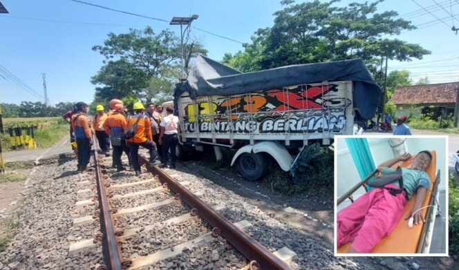 
					LAKA: petugas dan warga berada di sekitar truk yang tertabrak kereta api. (Tholib saat mendapat perawatan di RSUD Tongas, insert). (foto: Hafiz Rozani).