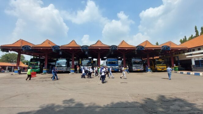 
					MULAI RAMAI: Suasana Terminal Bayuangga Kota Probolinggo, yang mulai dipadati penumpang. (foto: Hafiz Rozani)