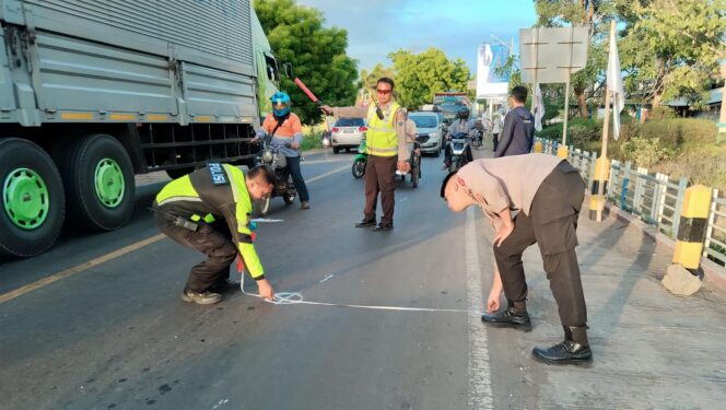 
					OLAH TKP: Anggota Unit Laka Satlantas Polres Probolinggo melakukan olah TKP di lokasi kecelakaan. (foto: Ali Ya'lu).