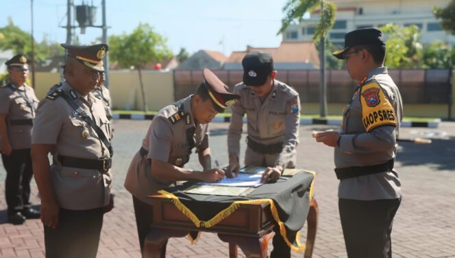 
					MUTASI: Kapolres Probolinggo, AKBP Wisnu Wardana, memimpin prosesi pergantian 6 Kapolsek di wilayahnya. (foto: Humas Polres Probolinggo).