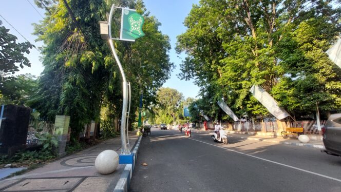 
					DIPOLES: Lampu penerangan hias yang dipasang di Jalan Suroyo, Kota Probolinggo. (foto: Hafiz Rozani).