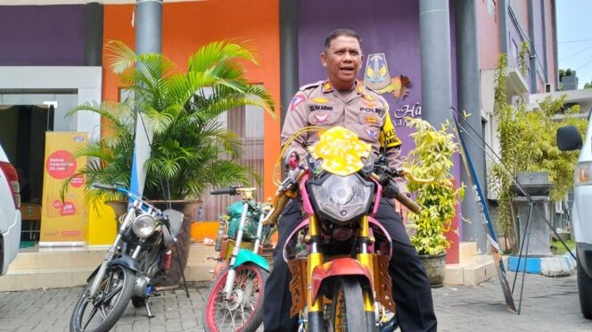 
					DIMODIFIKASI: 
Kasatlantas Polres Lumajang AKP Suwarno, memperlihatkan motor modifikasi yang dilarang dikendarai di jalan raya. (foto: Asmadi).