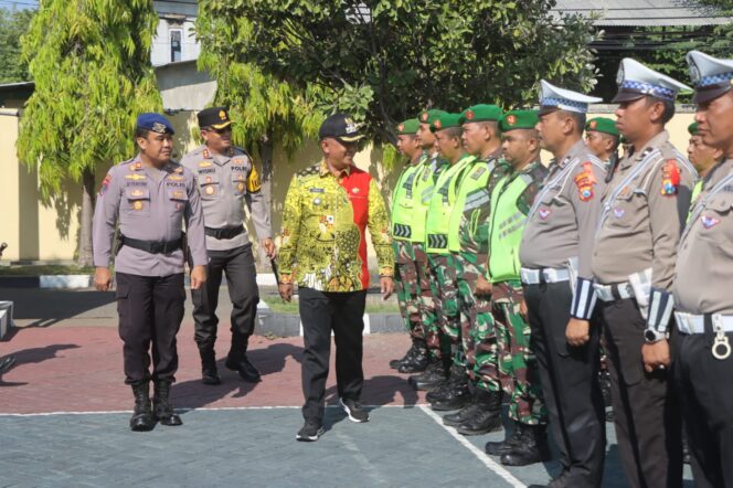 
					CEK PASUKAN: Pj. Bupati Probolinggo didampingi Kapolres dan Kasatpol Air Polres Probolinggo, mengecek kesiapan pasukan usai apel di Mapolres Probolinggo. (foto: Humas Polres Probolinggo).