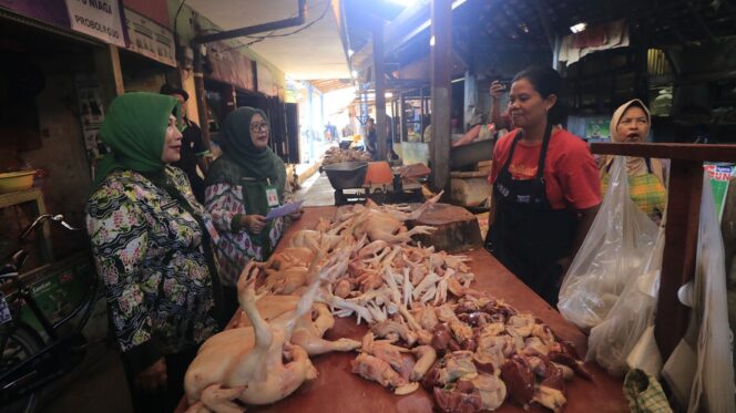 
					SIDAK: Sekda Kota Probolinggo, Ninik Ira Wibawati, gelar sidak di Pasar Baru untuk mengetetahui stok dan harga bahan pangan. (Foto: Istimewa).